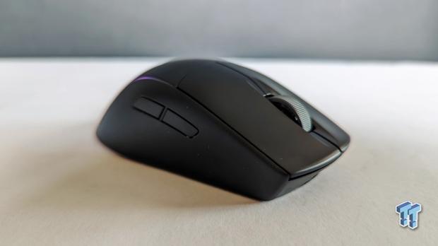 Corsair M75 WIRELESS Lightweight RGB Mouse Review 3