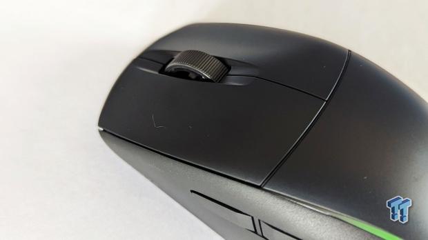 Corsair M75 WIRELESS Lightweight RGB Mouse Review 8