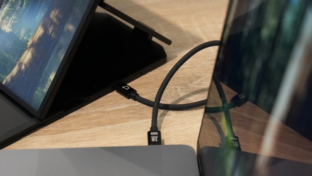 Duex Float 15.6 Portable Monitor Review - A Permanent Addition to My Tech Travel Bag 33