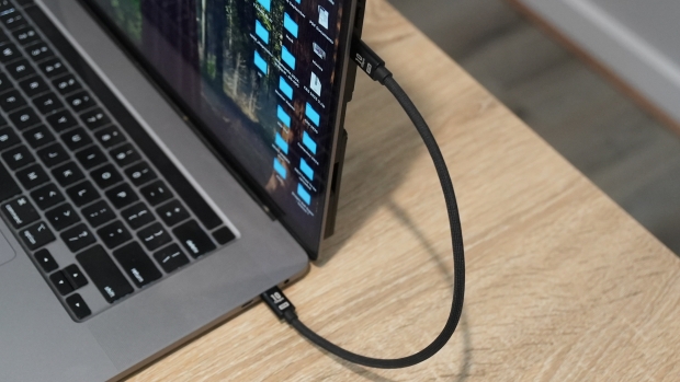 Duex Float 15.6 Portable Monitor Review - A Permanent Addition to My Tech Travel Bag 34