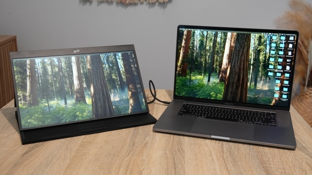 Duex Float 15.6 Portable Monitor Review - A Permanent Addition to My Tech Travel Bag 40