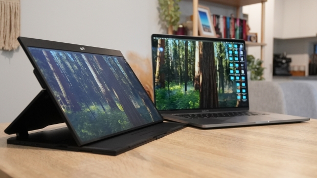 Duex Float 15.6 Portable Monitor Review - A Permanent Addition to My Tech Travel Bag 41
