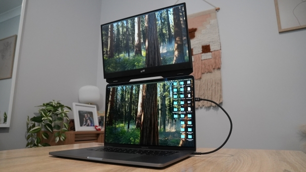 Duex Float 15.6 Portable Monitor Review - A Permanent Addition to My Tech Travel Bag 46