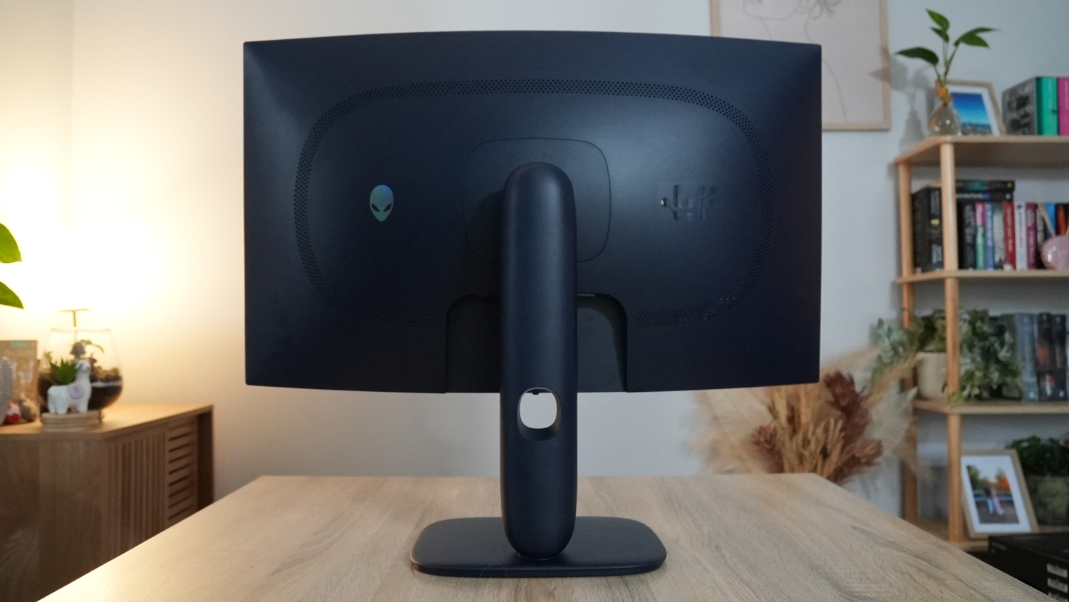 Alienware AW3225DM Gaming Monitor Review - 32-inch QHD 180Hz for $319