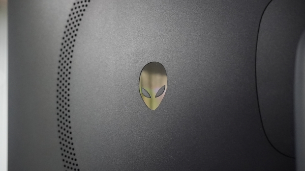 Alienware AW3225DM Gaming Monitor Review - 32-inch QHD 180Hz for $319 32