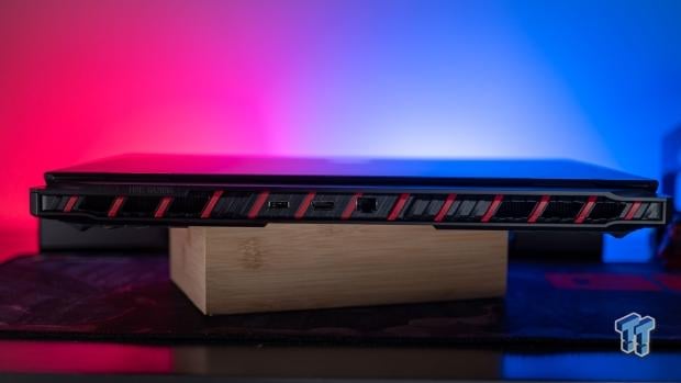 MSI Raider A18 HX A9W (Ryzen 9 9955HX3D + RTX 5090) Gaming Laptop Review 39