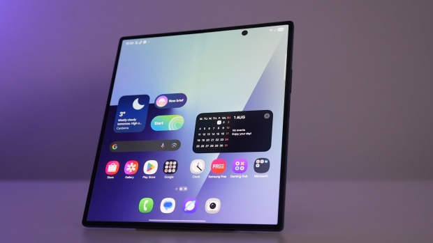 Samsung Galaxy Fold 7 Review - A $2000 Pocketable Two-in-One Smartphone-Tablet 21