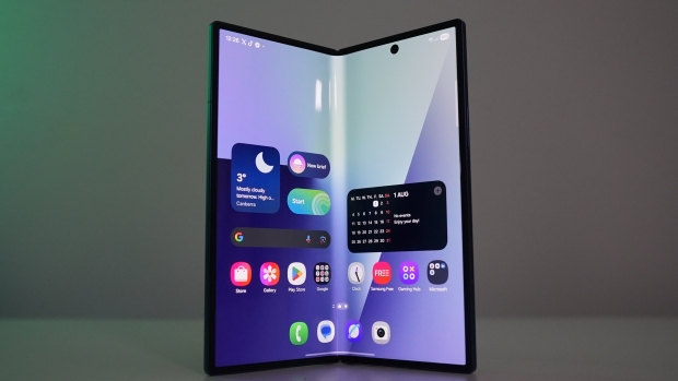 Samsung Galaxy Fold 7 Review - A $2000 Pocketable Two-in-One Smartphone-Tablet 24