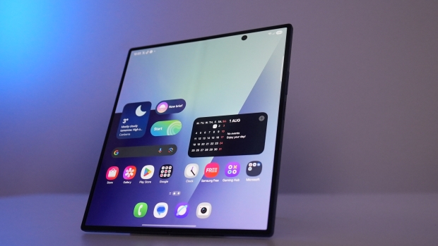 Samsung Galaxy Fold 7 Review - A $2000 Pocketable Two-in-One Smartphone-Tablet 50