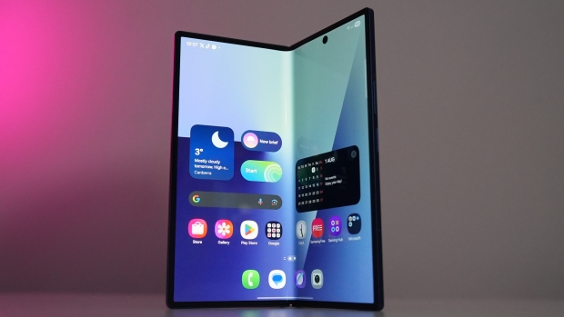 Samsung Galaxy Fold 7 Review - A $2000 Pocketable Two-in-One Smartphone-Tablet 52