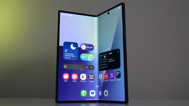 Samsung Galaxy Fold 7 Review - A $2000 Pocketable Two-in-One Smartphone-Tablet 65