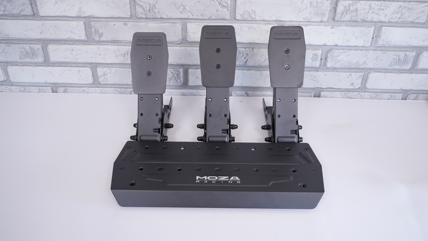MOZA Racing R5 Direct Drive Base & Pedal Bundle Review
