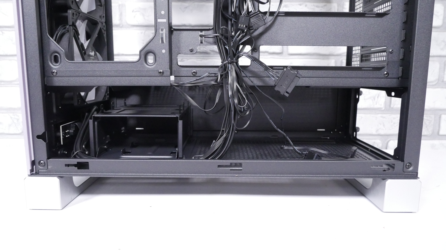 InWin DLITE Mid-Tower Chassis Review