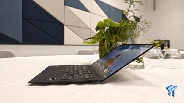 ASUS ExpertBook Ultra (Panther Lake) 14 Business Laptop Review 6