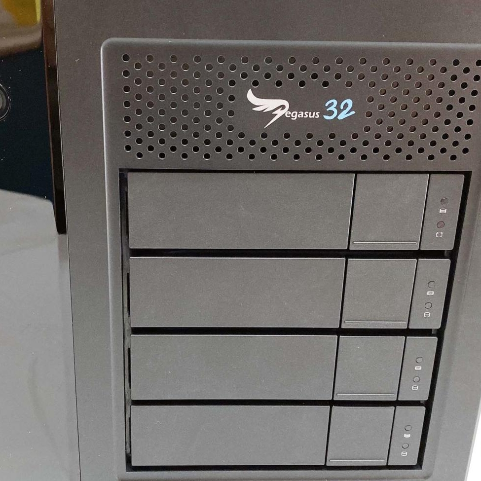 外付けハードディスク・ドライブ PROMISE Pegasus32 R4 16TB HDD 40Gbps TB3 PROMISE Pegasus32 R4 16TB RAID System - Apple