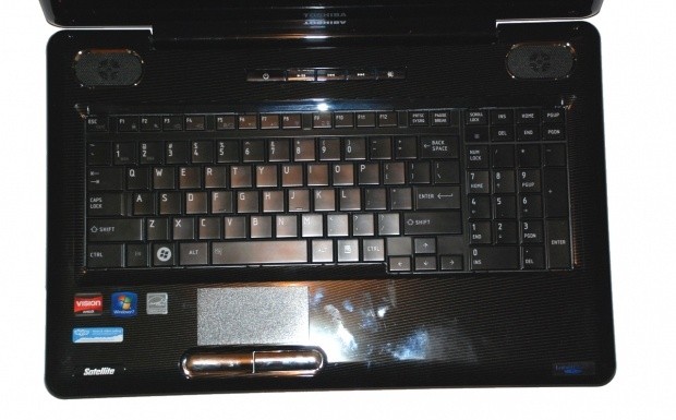 Toshiba Satellite L555D-S7930 17.3-inch Notebook 7