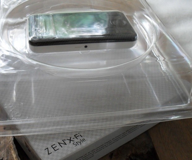 Creative Zen X-Fi Style 8GB MP3 and Video Player 29