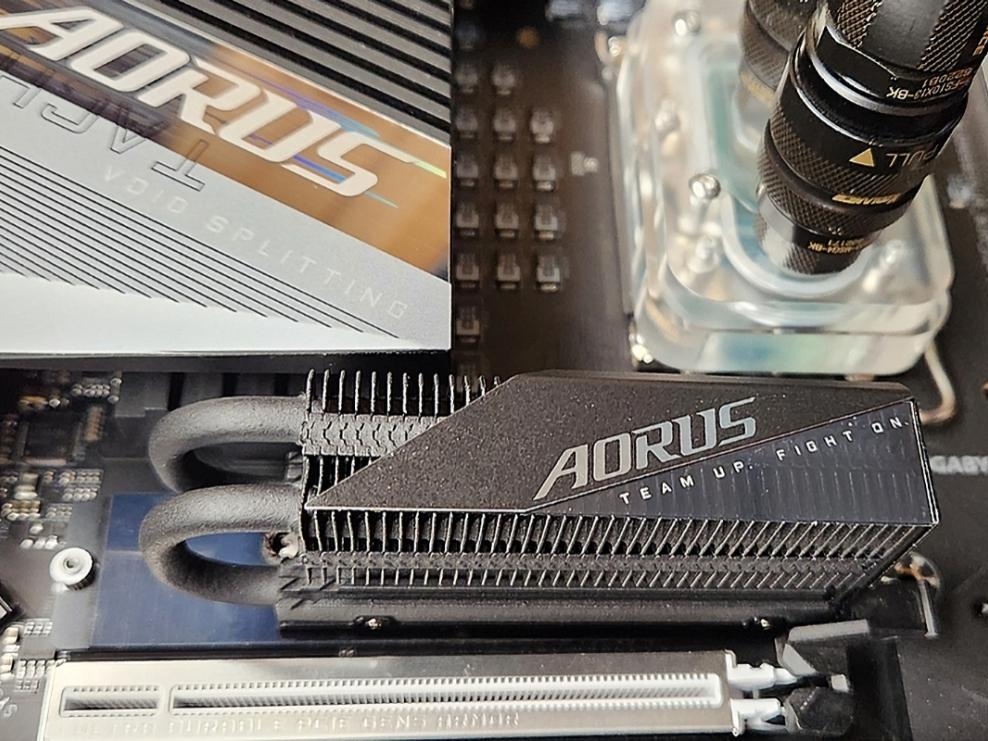 AORUS Gen5 10000 SSD 2TB Key Features