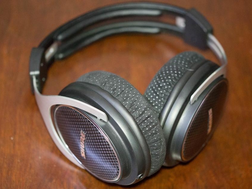 7624_shure-srh1540-over-ear-