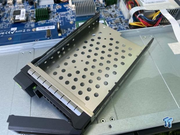 QSAN XCubeNAS XN3004R Four-Bay 1U Rackmount NAS Review 06