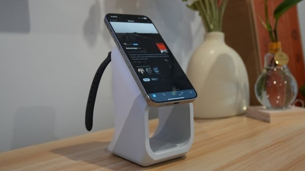 This 3-in-1 fast wireless charging station powered my CES 2025 in style