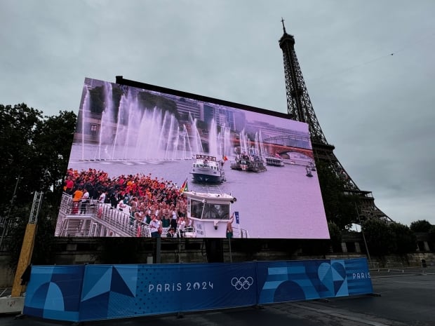 This mobile LED screen is taller than your HOUSE: 767-inch 4K, insane 3840Hz refresh rate