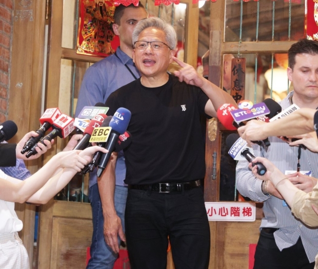 NVIDIA CEO Jensen Huang dines with the biggest business partners in Taiwan, including TSMC 07