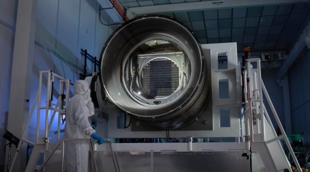 World's largest digital camera turns on, can spot a golf ball on the surface of the Moon