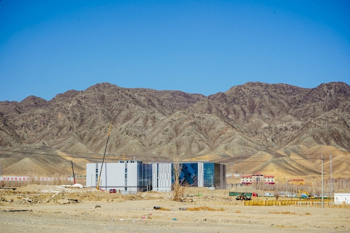 中國西部沙漠數據中心建設現場