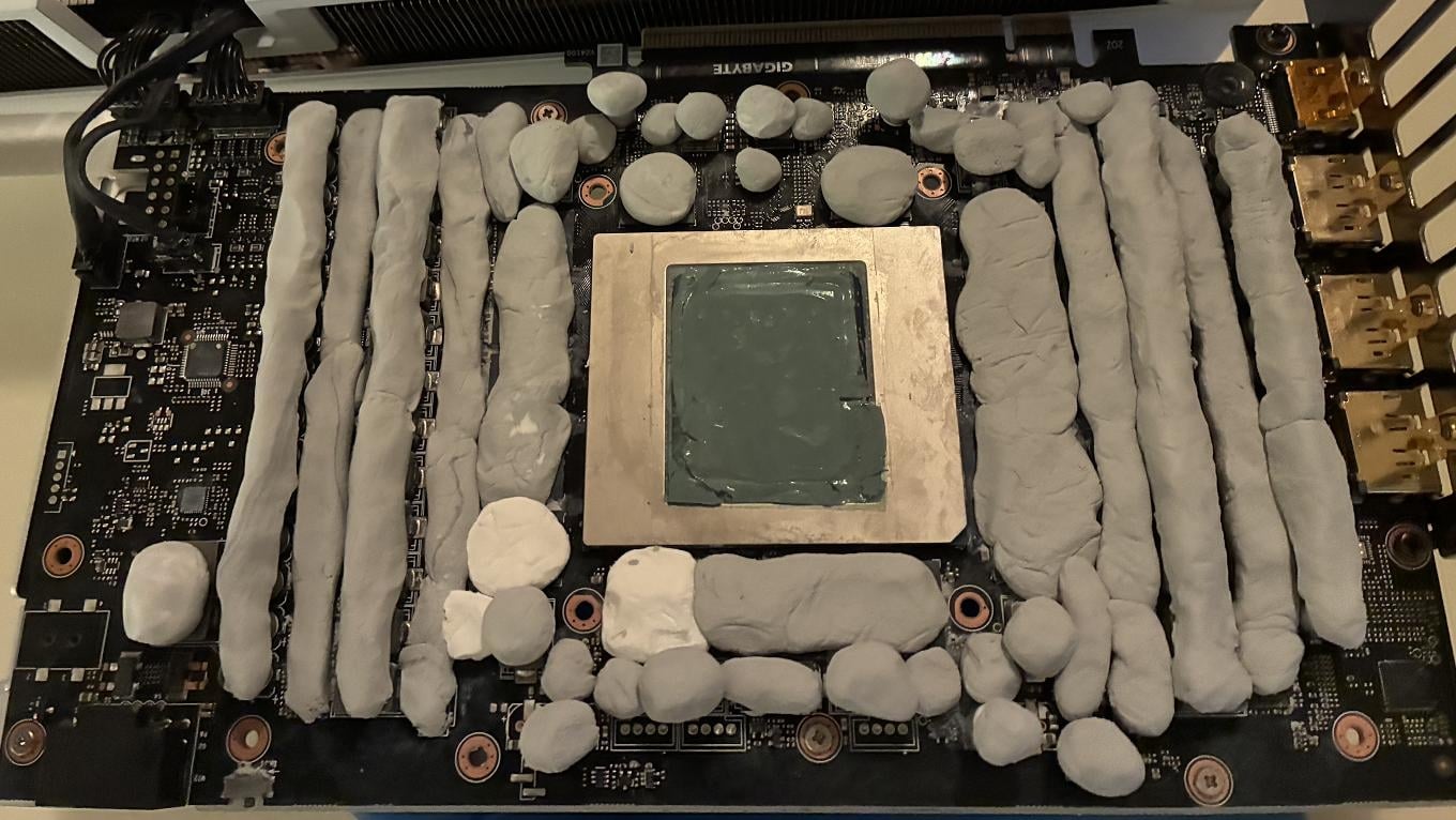 This shunt-modded air-cooled RTX 5090 smashes 3DMark records, unlocks ...