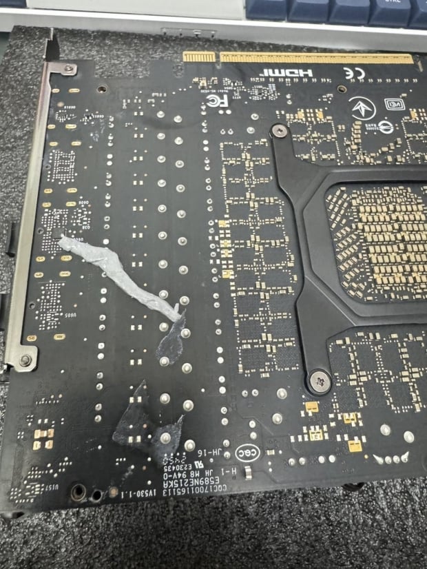 Redditor orders MSI RTX 5090 VENTUS 3X from Amazon, notices GPU + GDDR7 chips are missing 44
