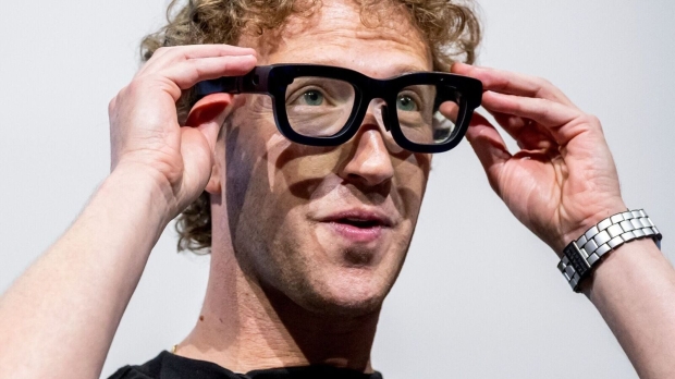 Meta's first smart glasses with a display are cheaper than expected 156561