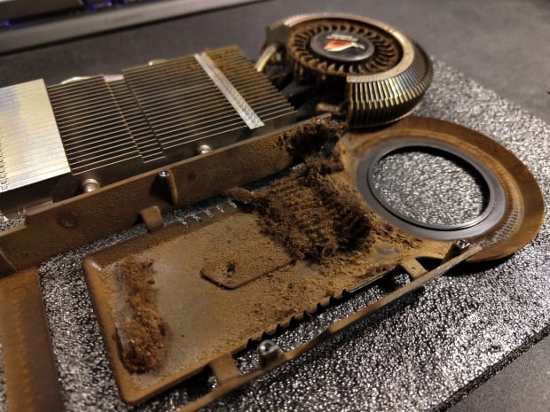 ASUS GeForce 9800GT brought back from the dead: cleaned after 10 years in smokers home