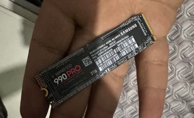 Redditor buys 2TB Samsung 990 PRO SSD, gets scammed: locked to 20MB/sec, like a 2005 USB stick