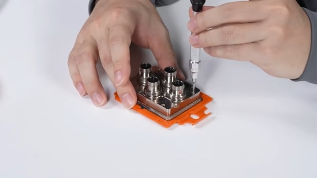 AMD Threadripper PRO 9995WX mod: custom IHS as waterblock, keeps CPU under 50W at 1550W power 304