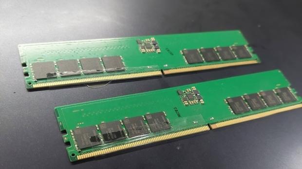 ASUS engineer demos budget-focused HUDIMM DDR5 memory on ROG Maximus Z890 Apex