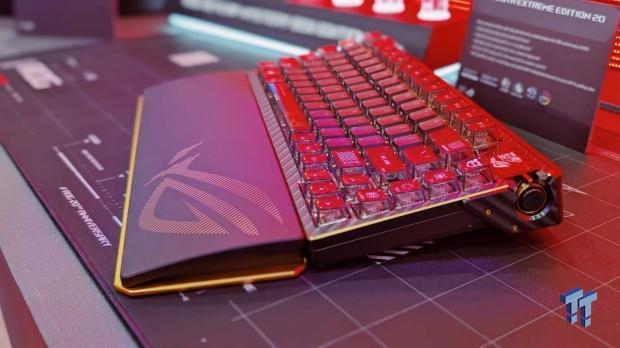 ASUS puts 24K gold on its 20th anniversary edition ROG keyboard and mouse 1