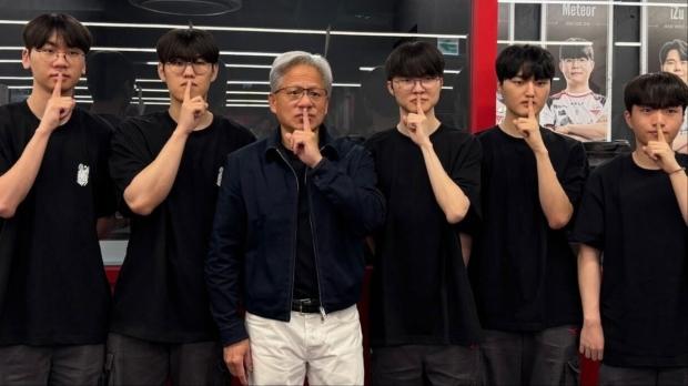 NVIDIA's Jensen Huang meets T1 Esports team and Faker, gifts a signed RTX 5090 2