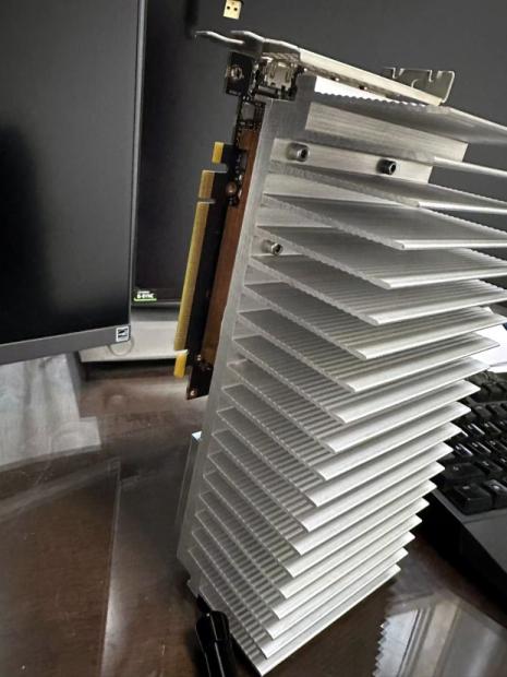 Modder straps a 2.5kg heatsink to an RTX 4060 for completely fanless cooling 5