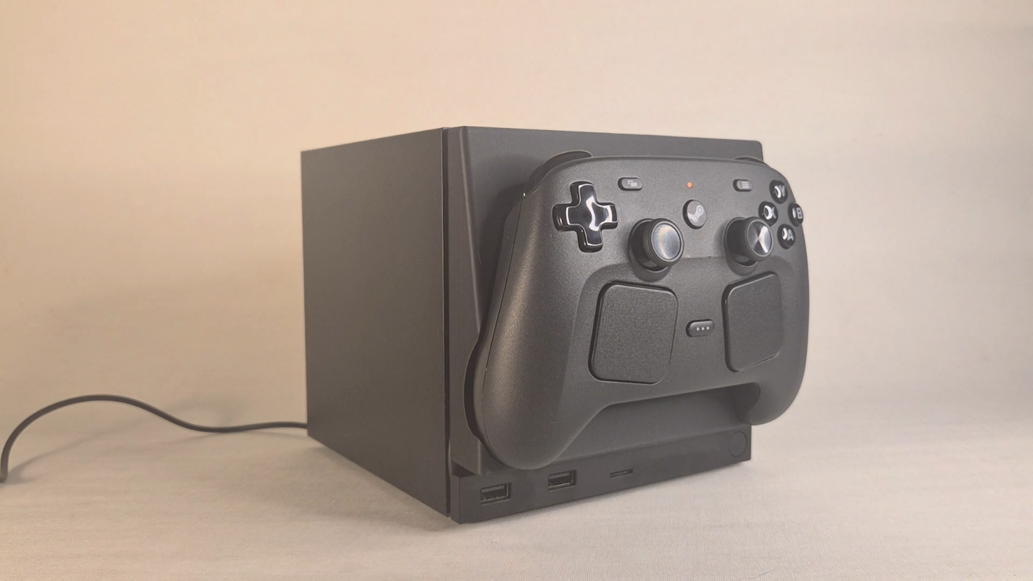 Modders create Steam Machine faceplate that charges the Steam Controller with its own magnetic puck