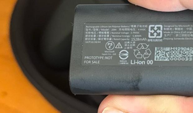 Xbox Elite Series 3 controller gets leaked with a built-in screen, quickly gets taken down 2