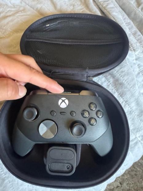Xbox Elite Series 3 controller gets leaked with a built-in screen, quickly gets taken down 5
