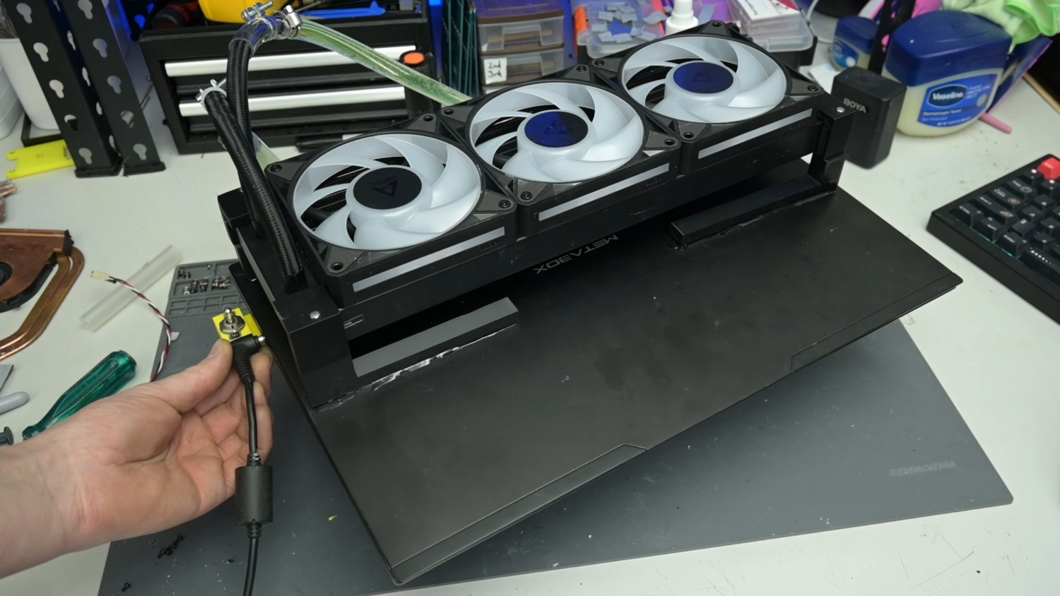 Энтузиаст оснастил игровой ноутбук с GTX 1060 массивным 360-мм радиатором СЖО Ноутбук с установленным на крышке 360-мм радиатором жидкостного охлаждения
