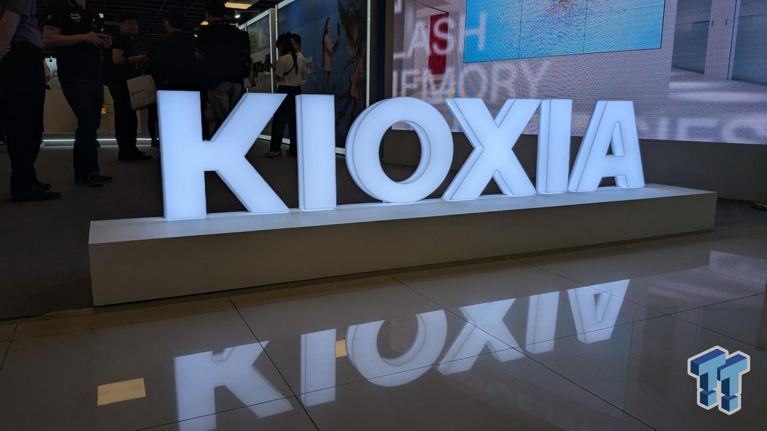 KIOXIA displays its latest products, including 10th-gen 332