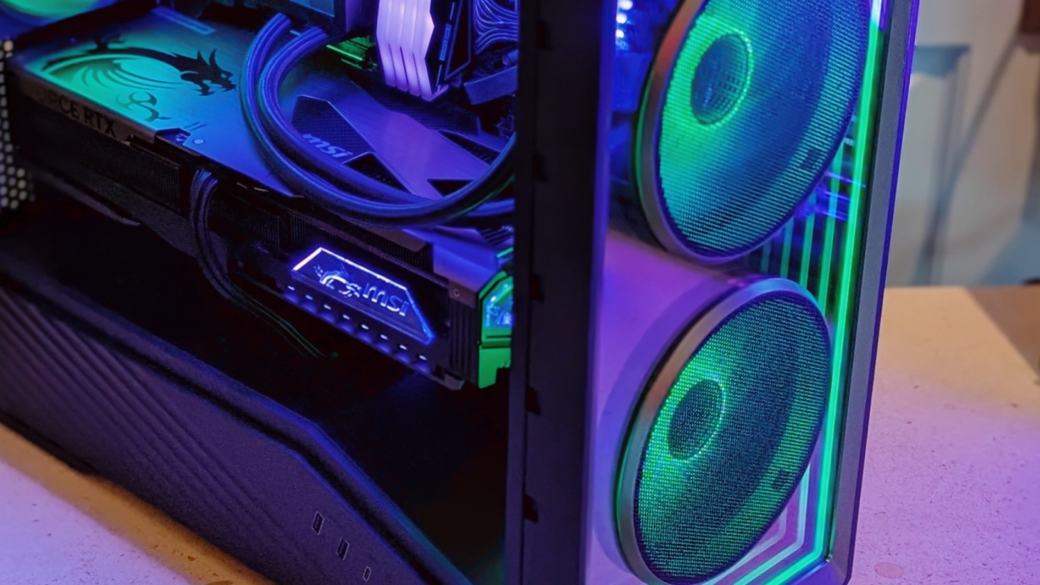 LIAN LI's new affordable compact case has an infinity mirror front