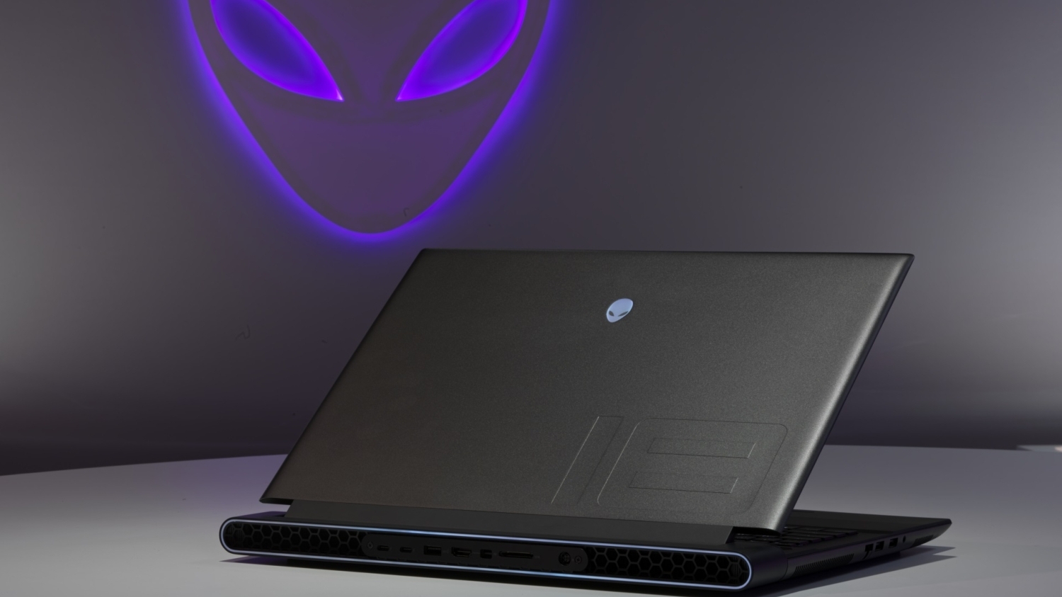 Alienware m18 gaming laptop: first with AMD's new flagship Radeon RX ...