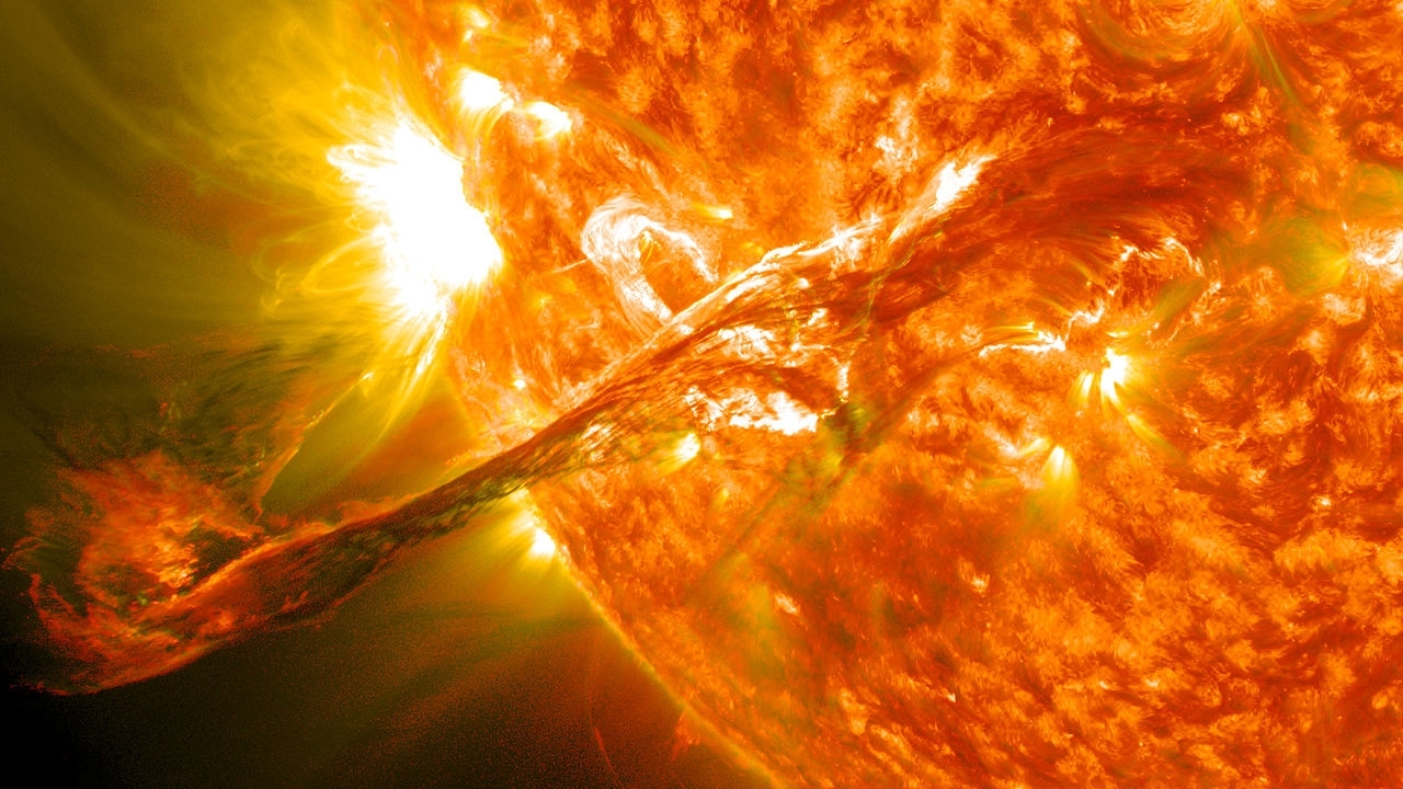 Gigantic solar eruption captured ...