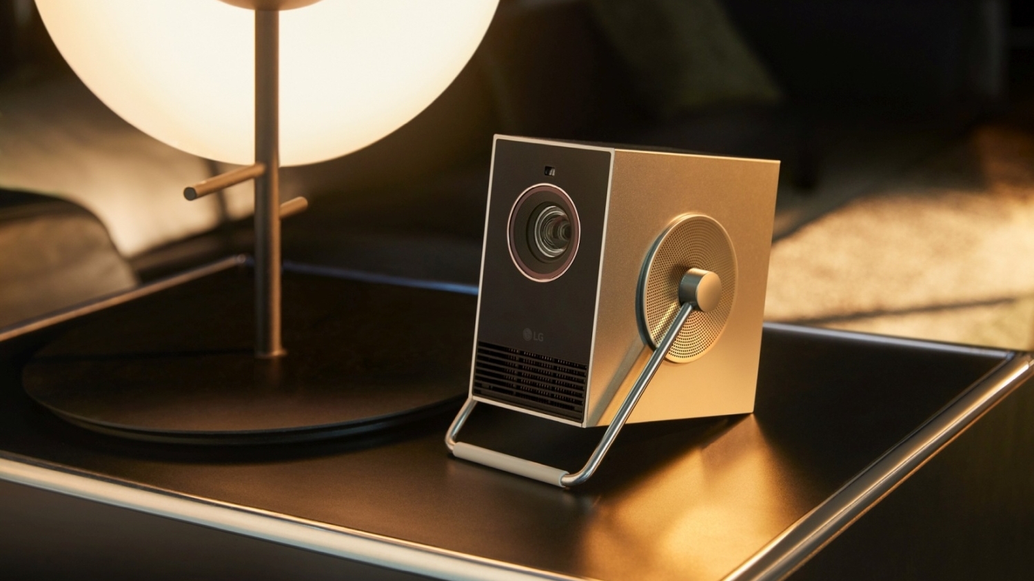 LGエレクトロニクス CineBeamQ LG's CineBeam Q Portable 4K Projector Adds Another Entry to