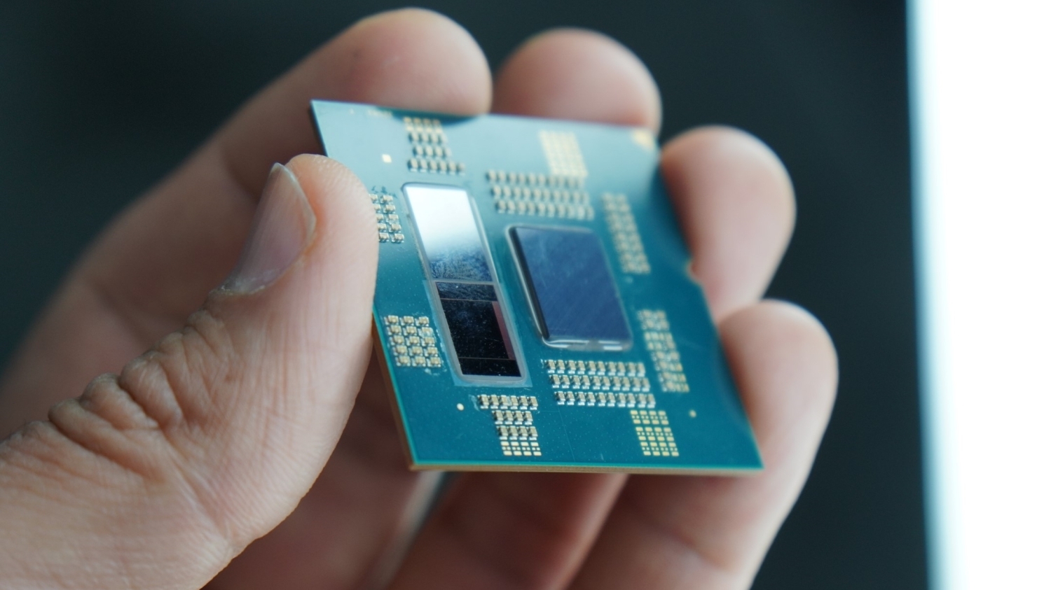 CPU 8枚 DDR4メモリーに初対応、インテルが新型の8コアCPU「Core i7-5960X」を