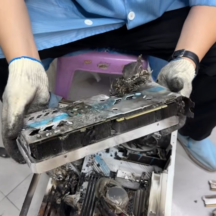 NVIDIA Gefore RTX 3070 8GB 破損品 NVIDIA RTX 3070 GPU struck by lightning looks dead and buried